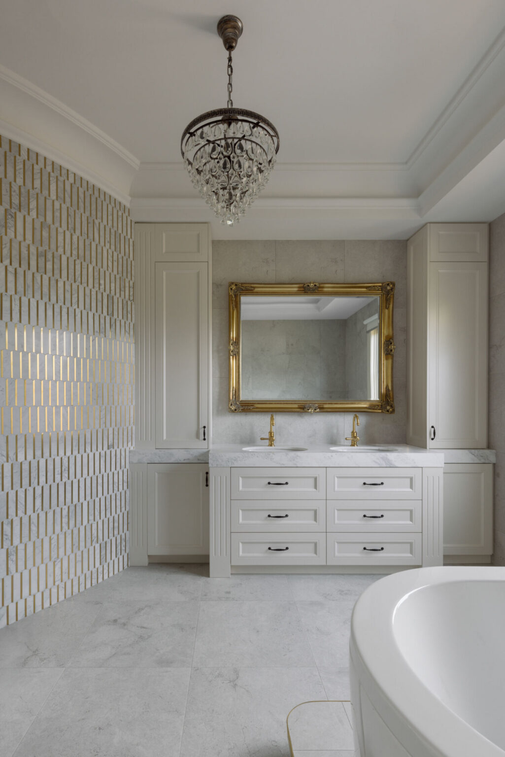 Master Ensuite with curved tiled wall